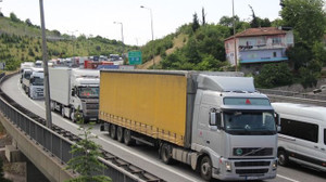 Tırın dorsesi devrildi, kilometrelerce kuyruk oluştu