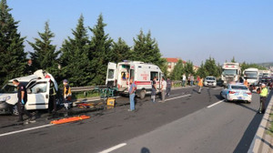 Tırın arkadan çarptığı panelvan aracın yarısı yok oldu