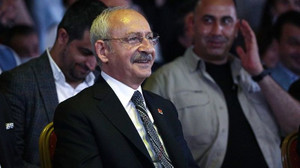 Siz kendi önünüze bakın, ellerinden geleni artlarına koymasınlar!