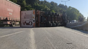 Devrilen tır 50 metre sürüklendi!