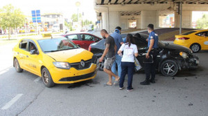 İzmit'te 2 otomobil kafa kafaya çarpıştı: 2 yaralı