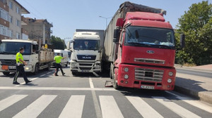 Gölcük'te 2 TIR çarpıştı: 1 yaralı