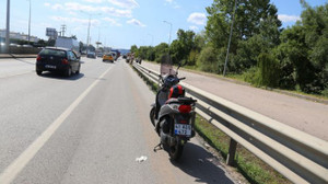 Motosikletten yola savruldu!