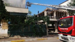 Yanan evden canlarını zor kurtardılar