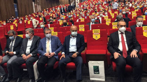 AKP’li vekiller arka sıraya oturmamak için sosyal mesafeye uymadı
