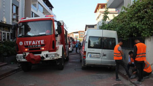 Atölyesindeki yangını söndürmek isterken dumandan etkilendi