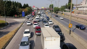 Tır çarptığı otomobili metrelerce sürükledi