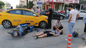 Motosiklet sürücüsü ticari taksiyle çarpıştı!