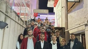 CHP’de skandal ! İlçe başkanı kapıyı kilitledi gençleri içeri almadı!