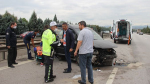 TEM'de araç bariyerlere çarparak savruldu