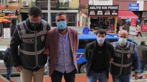 Kuyumcuyu dolandıran 2 şüpheli sahte altınlarla yakalandı