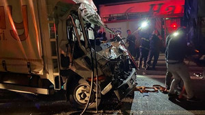 TEM’de un yüklü kamyona çarpan kamyonet bu hale geldi