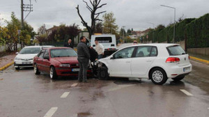 İki otomobil kafa kafaya çarpıştı: 1 yaralı