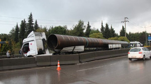 Önce bariyere çarptı sonra dereye düştü!