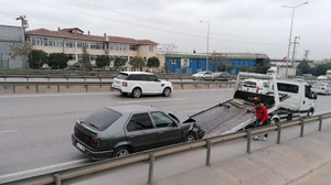 Bariyere çarpan otomobildeki çocuk yaralandı