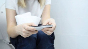 Cep telefonu ile tuvalete girmeyin