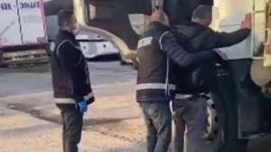 Kamyonetin kasasından milyonlarca kaçak makaron çıktı