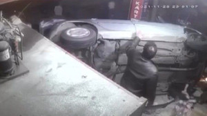 Otomobilin markete daldığı o anlar güvenlik kamerasında