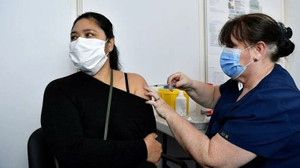 Aşı Omicron’a karşı daha az etkili