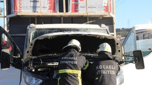 Seyir halindeki kamyonetin motor kısmı yandı