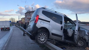 Bariyere çarptı, duvarda asılı kaldı