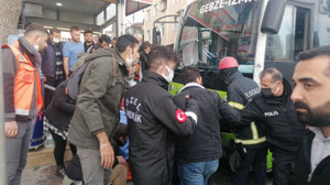 Otobüs durağa çarptı, bekleyen yolcular altında kaldı: 3 yaralı
