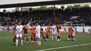 Taraftar ile futbolcu yumruk yumruğa birbirine girdi