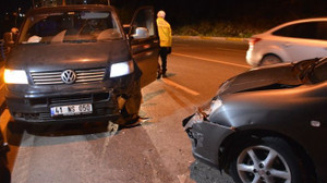 Karşı şeritten gelen araca çarptı: 2 yaralı