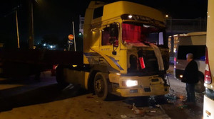 Ön camdan fırladı! Kocasının kullandığı tırın altında kaldı