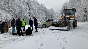 Orman yolunda mahsur kaldılar