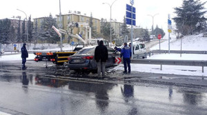 Kaza yapan sürücünün yardımına Zabıta yetişti