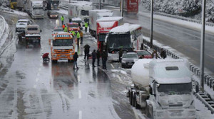TEM’de 13 araçlı zincirleme kaza: 2 yaralı