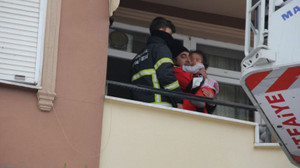 Küçük yaramaz annesini mahsur bıraktı