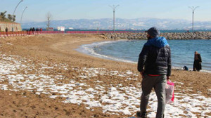 Buz gibi suya girip kumsalda güneşlendi