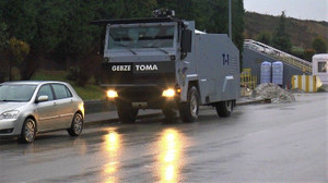 Eylem yapılan fabrika önünde polis ekipleri bekliyor