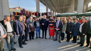 CHP’liler pazara indi Atanamayan öğretmen pazarda balık satıyor