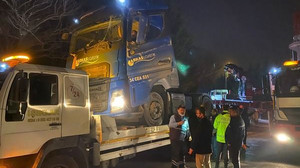 Virajı alamayan tır devrildi
