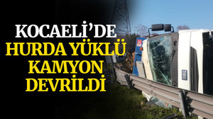 Kocaeli’de hurda yüklü kamyon devrildi