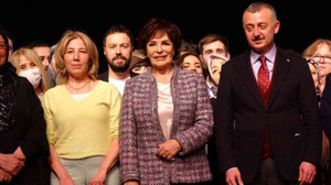 Hülya Koçyiğit Kocaeli'deki oyuna hayran kaldı