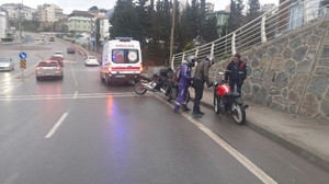 Islak zeminde kayan motosikletten düştü!