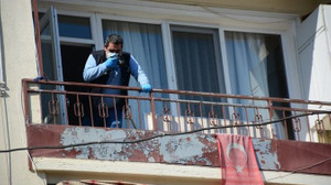 "2. katta asılı kaldı, 10 DAKİKA SONRADA ÜZERİME DÜŞTÜ"