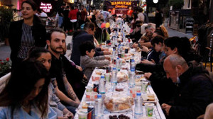 Bu sokakta 6 yıldır iftar sofrası imece usulü kuruluyor