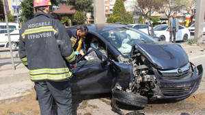 Otomobil hurdaya döndü, yaralılar araçta sıkıştı