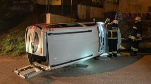 Kontrolden çıkan araç betona çarpıp yan yattı