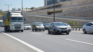 Otobüs ve tırın arasında kalan otomobil HURDAYA DÖNDÜ