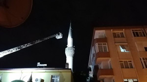 Fırtına, caminin minaresindeki sac levhayı söktü