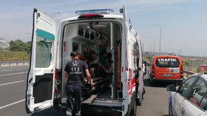 TEM'de motosiklet bariyerlere çarptı: 2 yaralı