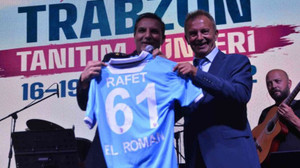 Rafet El Roman, Trabzonspor için bestelediği şarkıyı ilk kez konserinde söyledi
