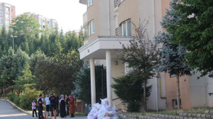 Bozulan asansörden çıkmaya çalışırken BOŞLUĞA DÜŞTÜ!