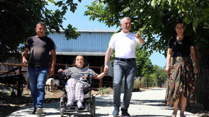 Aslıhan'ın yüzü, evinin bahçesine yapılan kilit parke taşıyla güldü